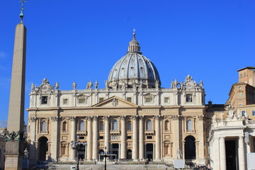 Fototapeta na wymiar Obelisk und Petersdom auf dem Petersplatz im Vatikan (Rom)