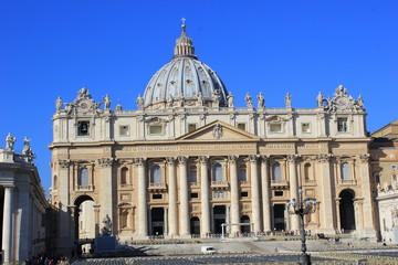Fototapeta na wymiar Der berühmte Petersdom auf dem Petersplatz im Vatikan (Rom)