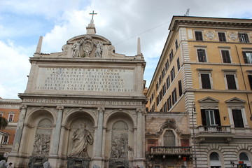 Sightseeing: Der berühmte Brunnen Fontana Paola am Gianicolo in Rom (Italien)