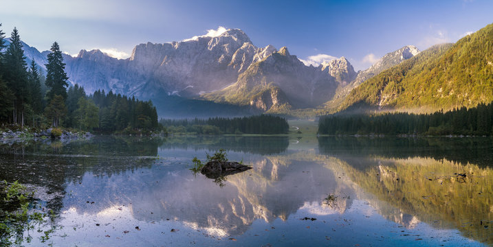 Fototapeta Jezioro w Alpach-Laghi di Fusine.Alpy Julijskie,Włochy