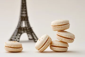 Keuken spatwand met foto French macarons and Eiffel tower © kobeza