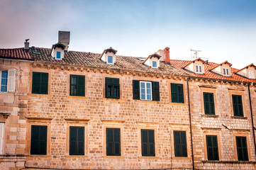 Fototapeta na wymiar Old houses with old windows in the old city of Dubrovnik