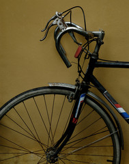 Fototapeta na wymiar Bicycle against concrete wall