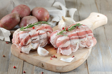 arrostini crudi ripieni su tagliere