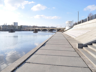 Obraz premium the river embankment in the city