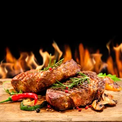 Crédence de cuisine en verre imprimé Grill / Barbecue Steak de bœuf grillé aux flammes