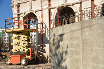 edificio antiguo de piedra en obras