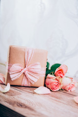 Ein schönes Geschenk mit Blumen