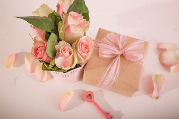 Ein schönes Geschenk mit Blumen