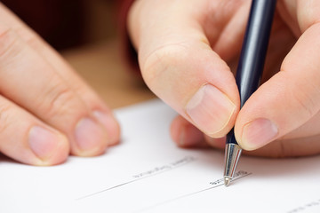Naklejka premium closeup of businessman hand to sign legal or financial documen
