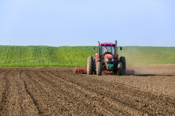 Obraz premium Farmer cultivating arable land before seeding
