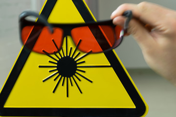 Laserschutzbrille und Warnschild