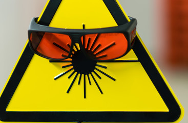 Laserschutzbrille und Warnschild - obrazy, fototapety, plakaty