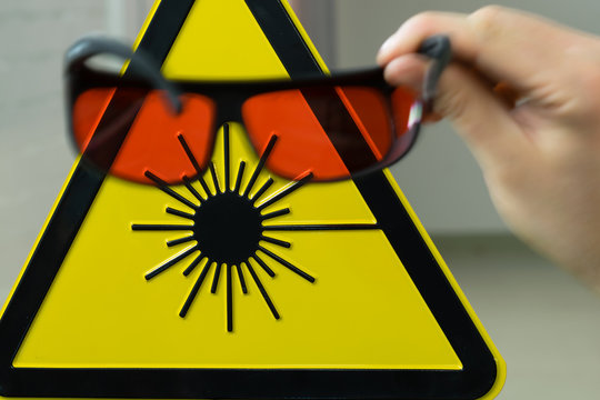 Laserschutzbrille und Warnschild