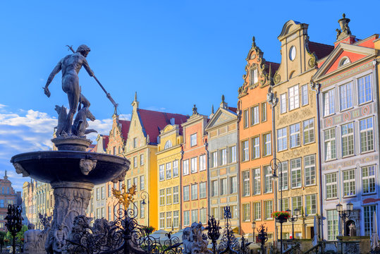 Fototapeta Statua Neptuna z kolorowymi domami w tle, Gdańsk, Polan