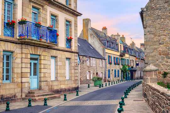 Fototapeta Stone houses on a street in Roscoff, Brittany, France