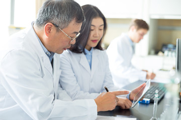 Obraz premium people doing chemical experiment in modern lab