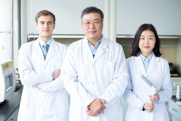 Fototapeta premium people doing chemical experiment in modern lab