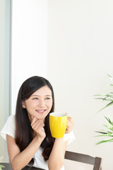 コーヒーを飲み寛ぐ女性