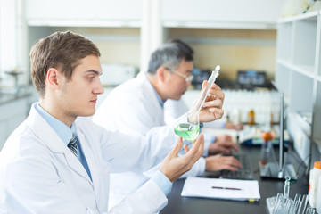 Obraz premium people doing chemical experiment in modern lab