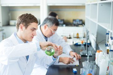 Obraz premium people doing chemical experiment in modern lab