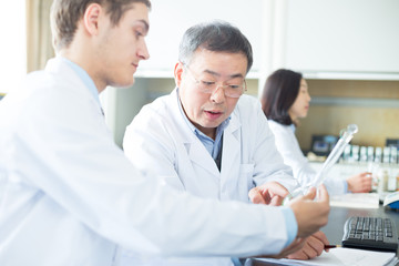 Fototapeta premium ludzie wykonujący eksperyment chemiczny w nowoczesnym laboratorium