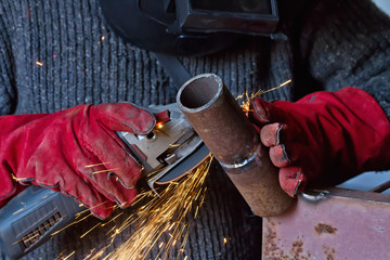Sparks when machining a weld bead on the pipe