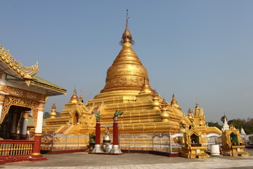 Fototapeta premium Sanda Muni pagoda in Mandalay, Myanmar