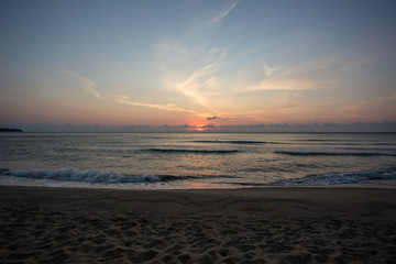 Herrlicher Morgen mit wundervollem Panoramablick auf den Sonnenaufgang am Meer