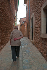 Fototapeta na wymiar Maiorca, Isole Baleari, Spagna: un signore anziano nel centro di Fornalutx, un villaggio di montagna nel distretto di Soller, 13 giugno 2012