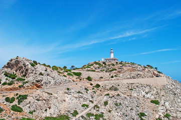 Mallorca, Isole Baleari, Spagna: il faro di Cap de Formentor, il più alto delle isole Baleari con un'altezza focale di 210 metri sul livello del mare, 9 giugno 2012