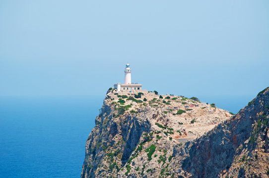 Mallorca, Isole Baleari, Spagna: la scogliera di Cap de Formentor e il faro, il più alto delle isole Baleari con un'altezza focale di 210 metri sul livello del mare, 9 giugno 2012