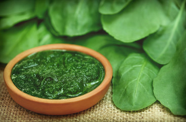 Mashed spinach in a bowl on jute © Swapan