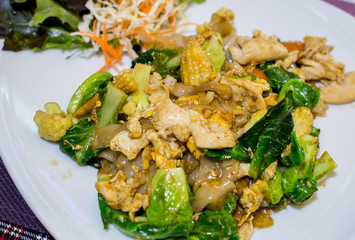 Thai style noodles with vegetables and chicken