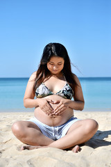 Fototapeta na wymiar Pregnant woman
