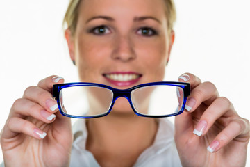 Frau hält eine Brille