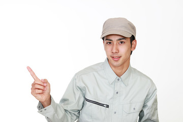 指示する笑顔の作業員