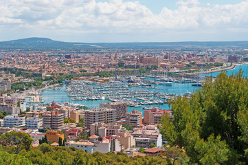 Obraz premium Majorka, Baleary, Hiszpania: panorama miasta Palma widziana z zamku Bellver, 11 czerwca 2012
