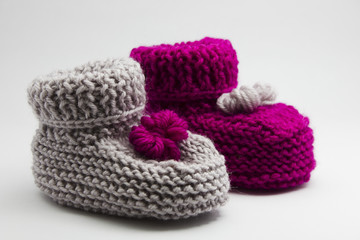 Obraz na płótnie Canvas Couple knitted bootees to newborn