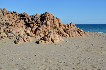 Fototapeta na wymiar Playa, Carvajal, roca y arena, Fuengirola, Málaga