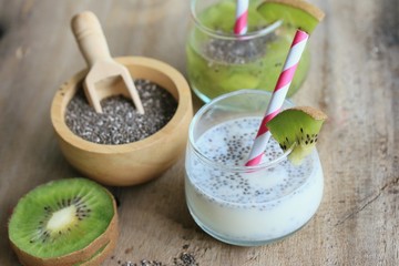 chia seed with kiwifruit