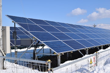 太陽光発電／山形県の庄内地方で、太陽光発電用ソーラーパネルの風景を撮影した写真です。