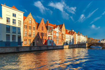 Fototapeta premium Scenic city view of Bruges canal Spiegelrei with beautiful medieval houses and reflections, Belgium