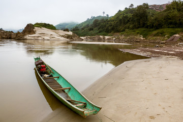 Fototapeta na wymiar Une barque de pêcheur sur la rive du Mékong, un matin.