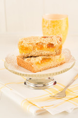 Frisch gebackener Streuselkuchen in Stücke geschnitten