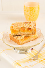 Frisch gebackener Streuselkuchen in Stücke geschnitten