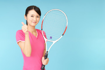 テニスを楽しむ女性