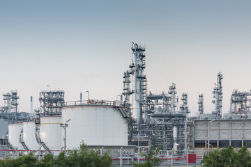Obraz premium Gas tank oil petrochemical plant