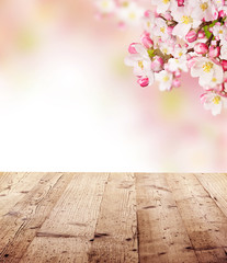 Naklejka premium Cherry blossoms with empty wooden planks