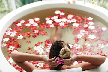 Obraz na płótnie Canvas Spa bathing with flowers